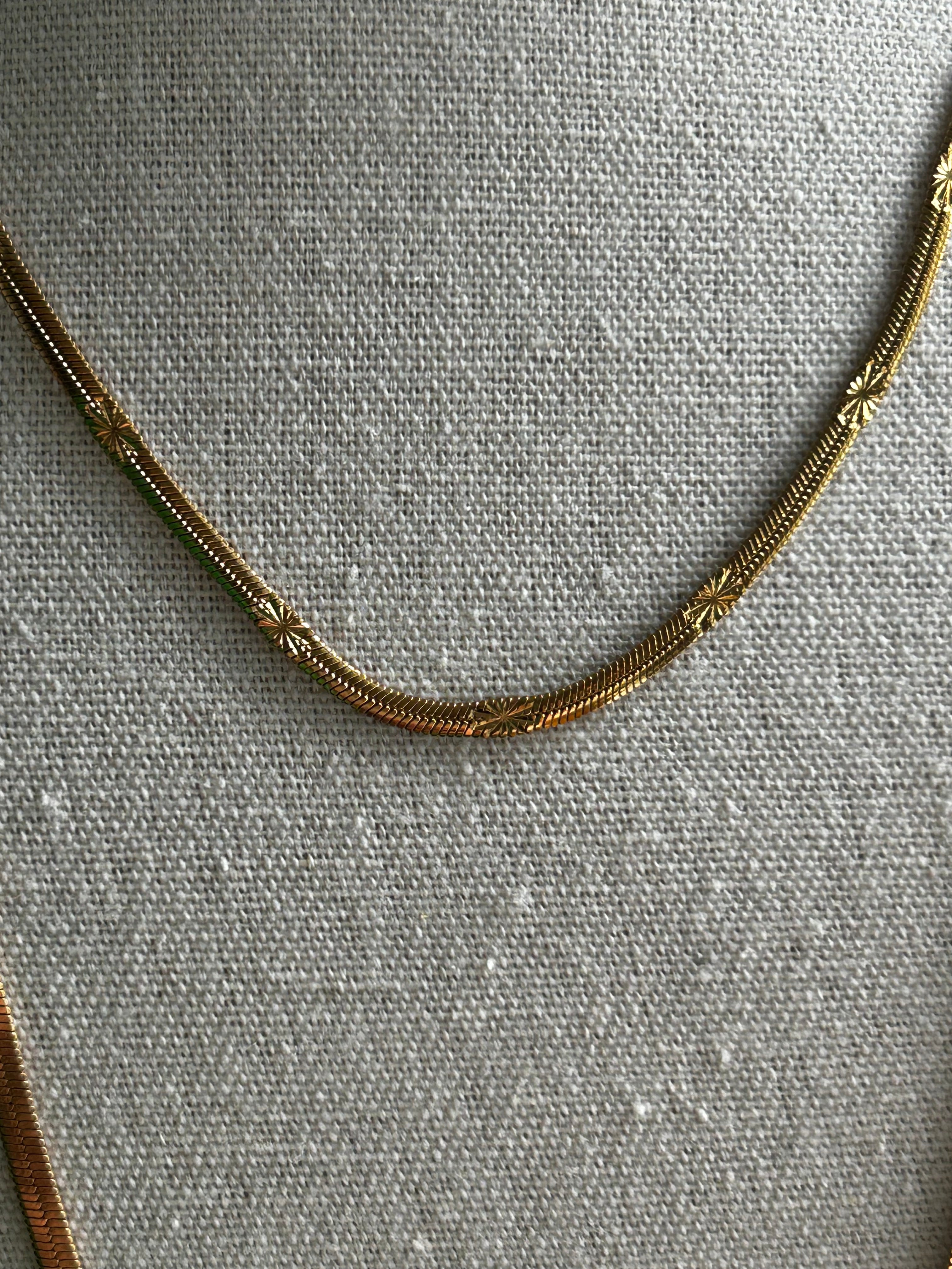 Collier acier inoxydable doré lisse avec étoiles