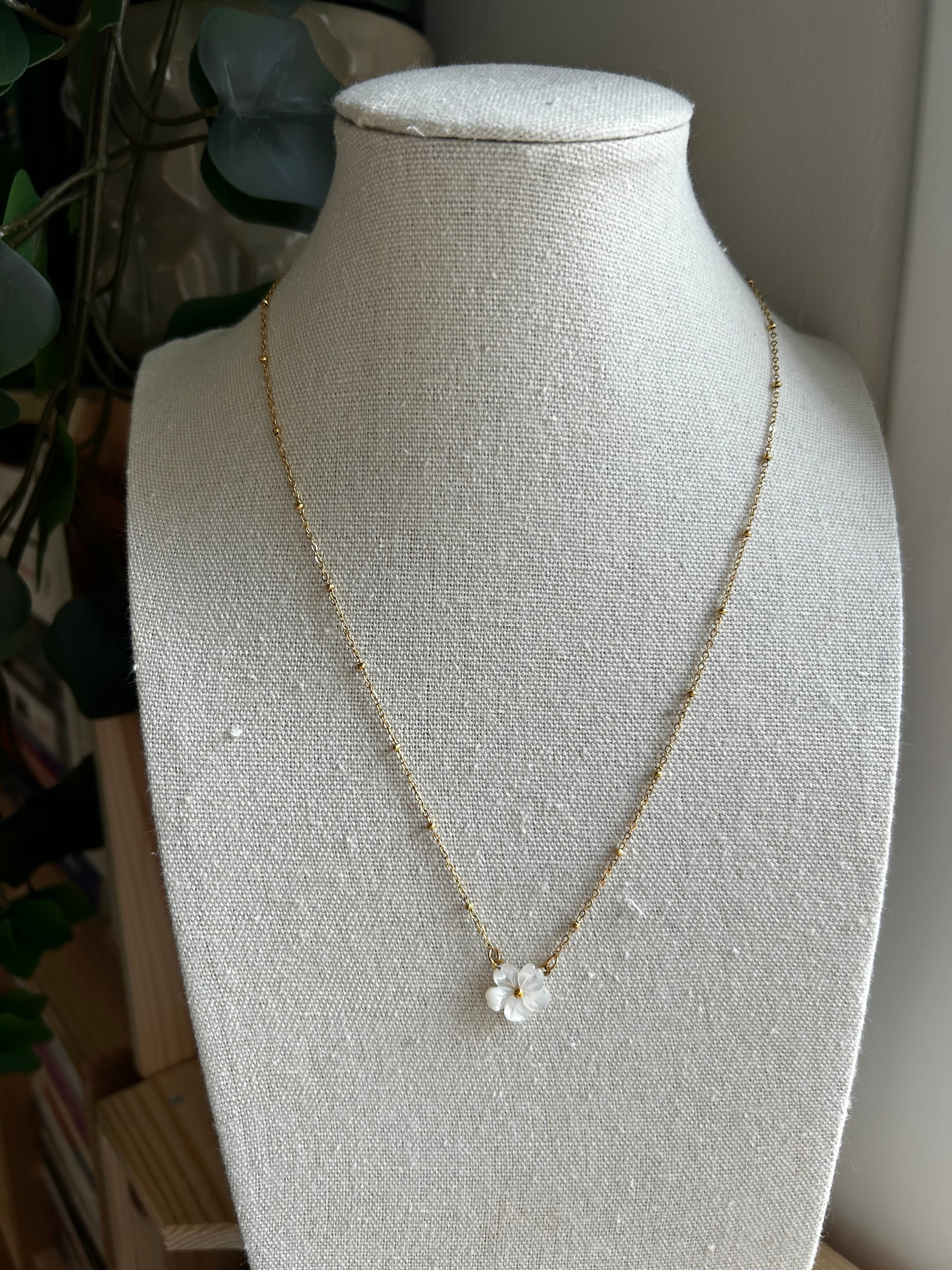 Collier acier inoxydable doré fleur nacré