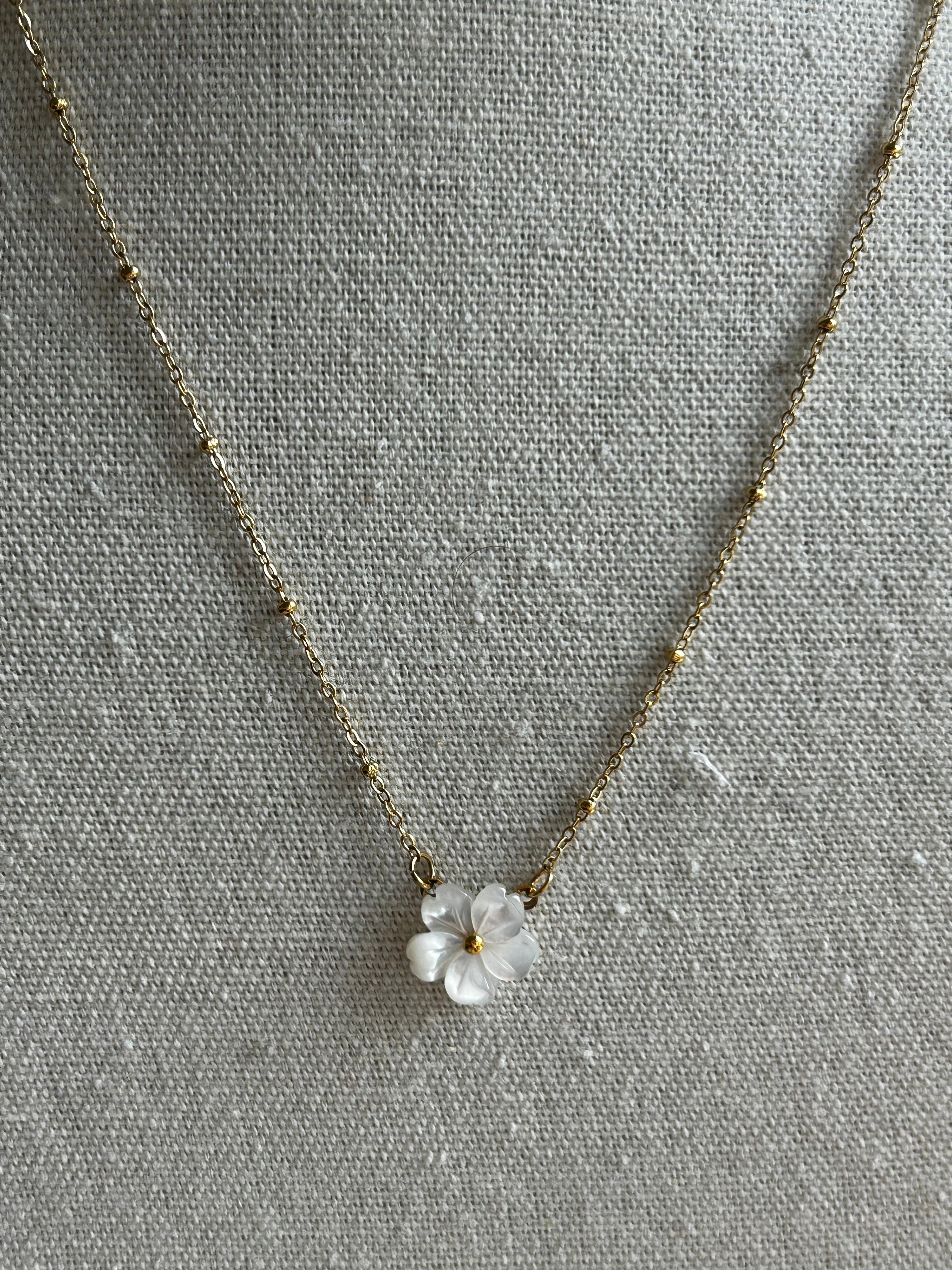 Collier acier inoxydable doré fleur nacré