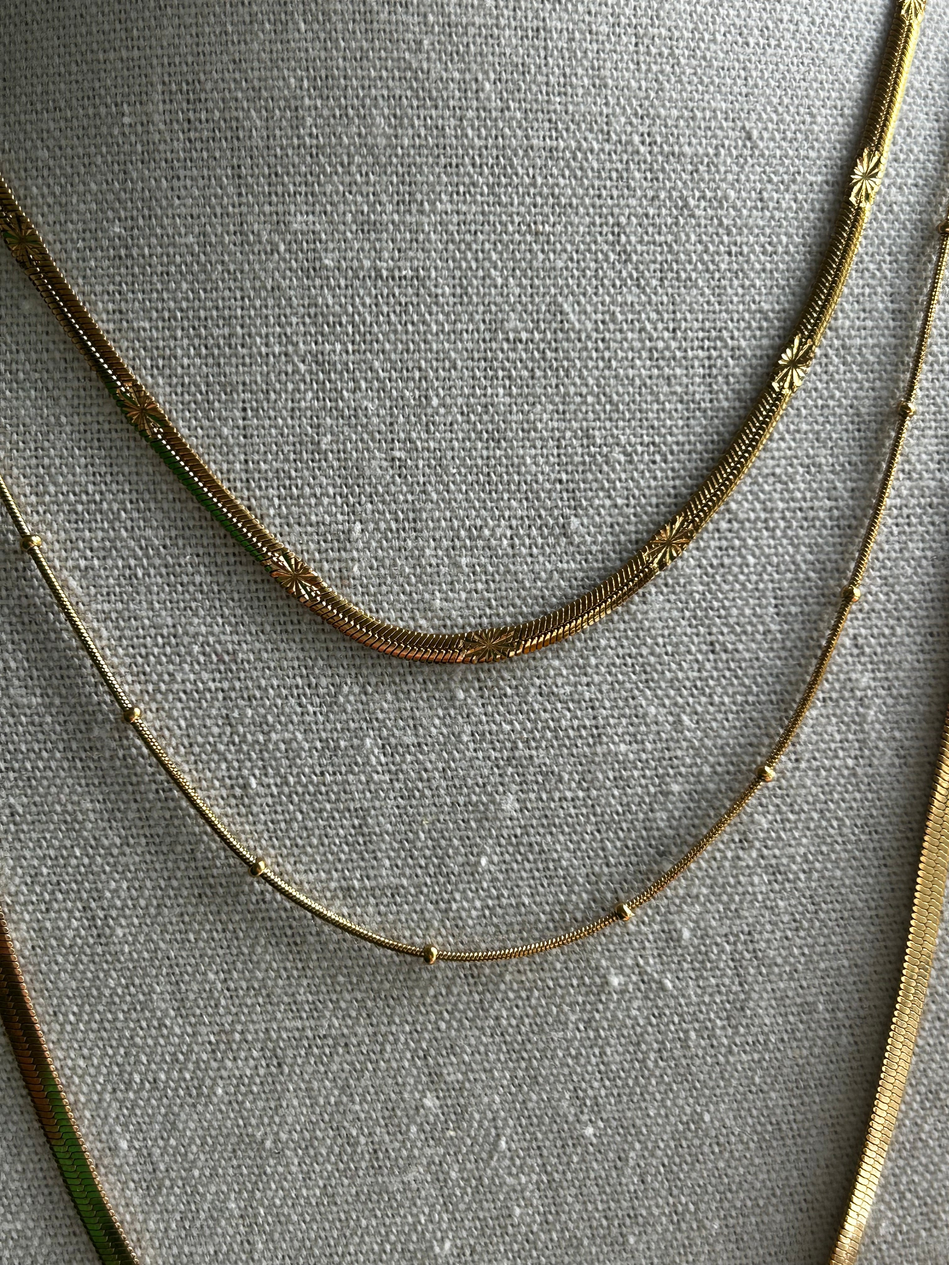 Collier acier inoxydable doré lisse avec étoiles