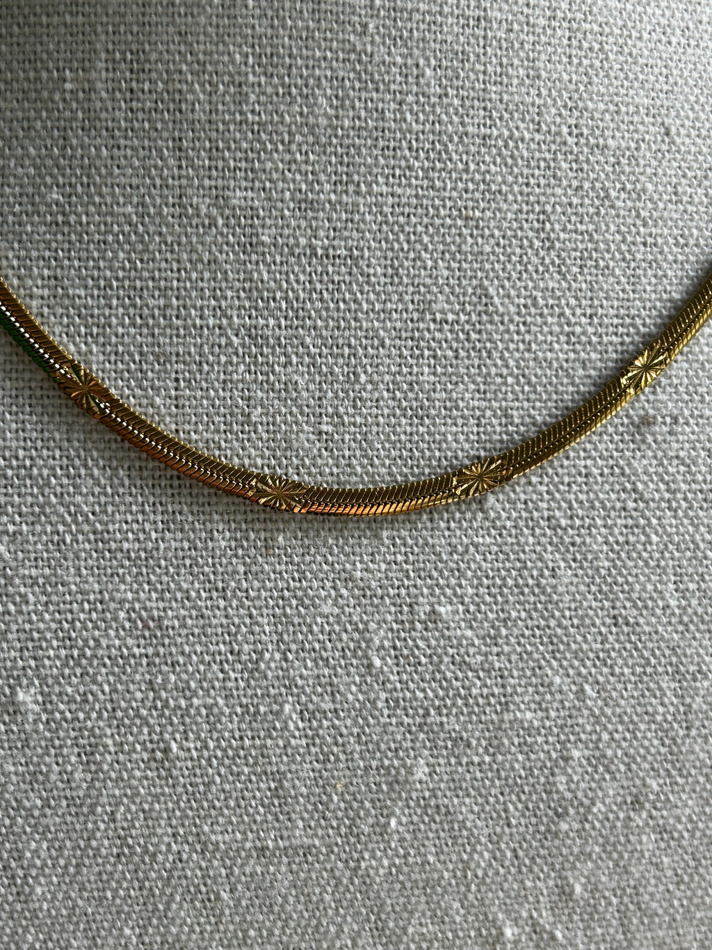 Collier acier inoxydable doré lisse avec étoiles