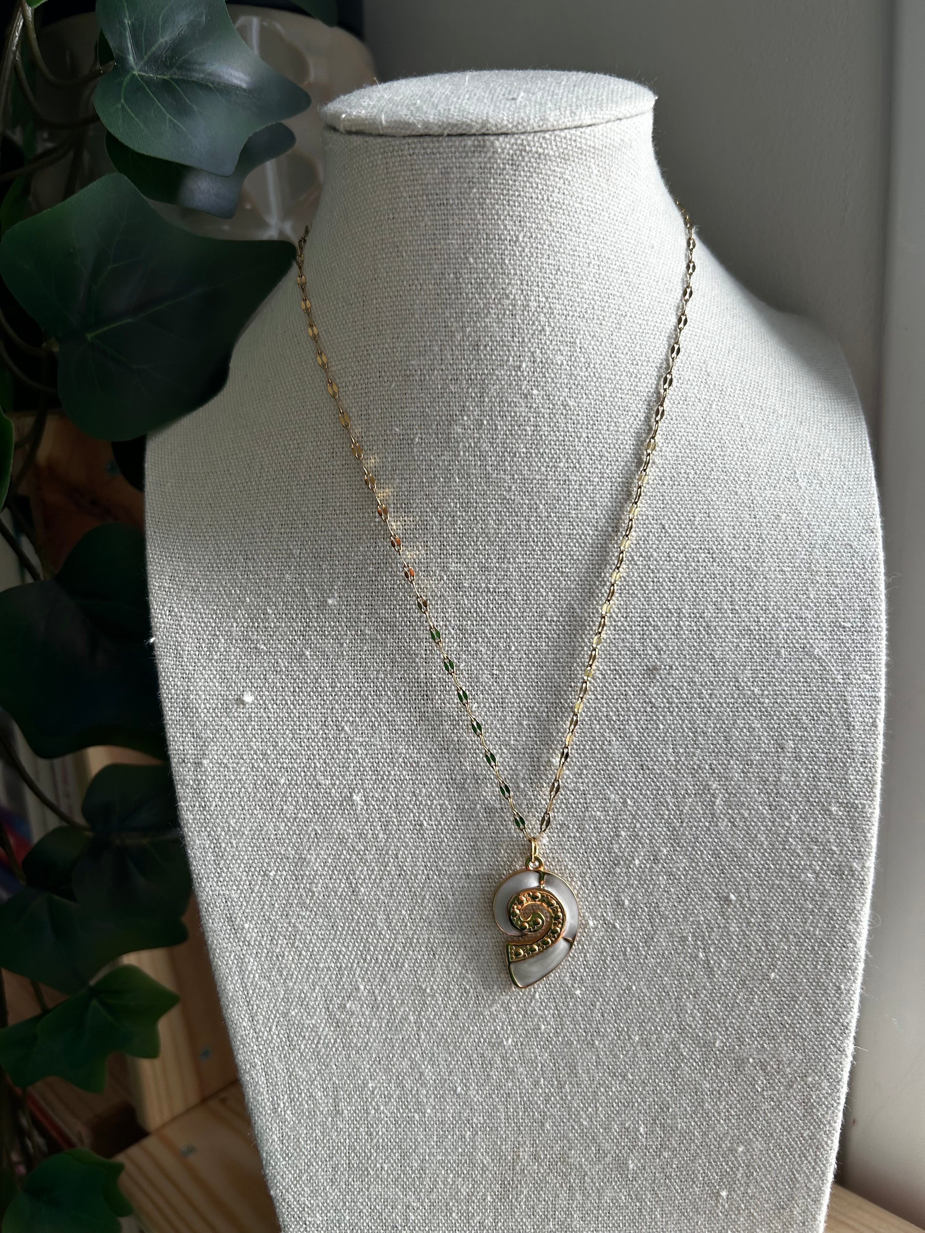 Collier acier inoxydable doré pendentif coquillage