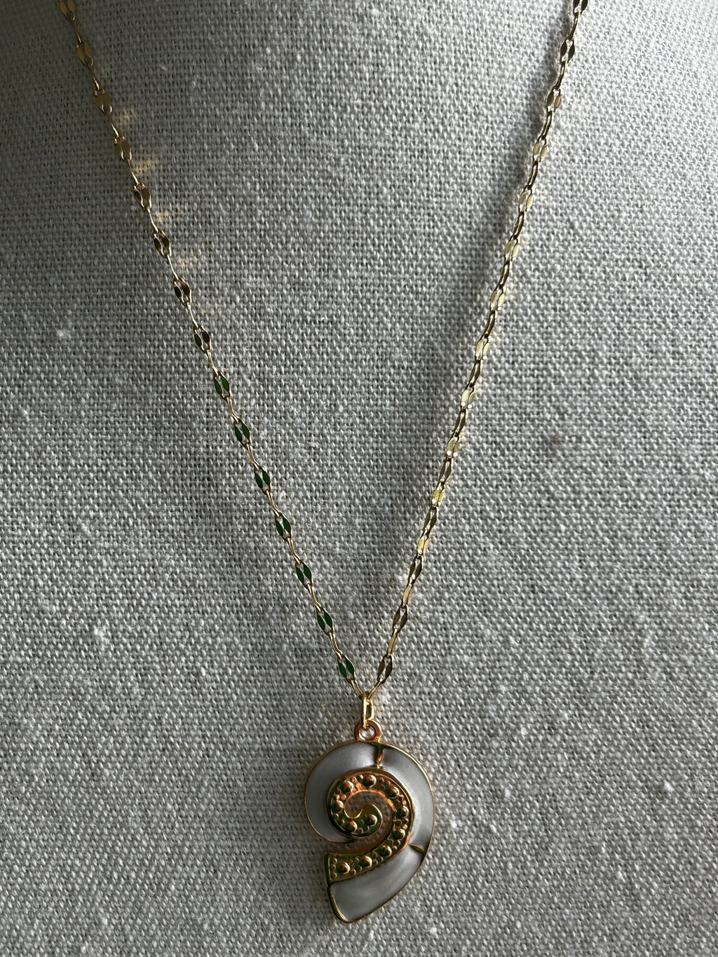 Collier acier inoxydable doré pendentif coquillage
