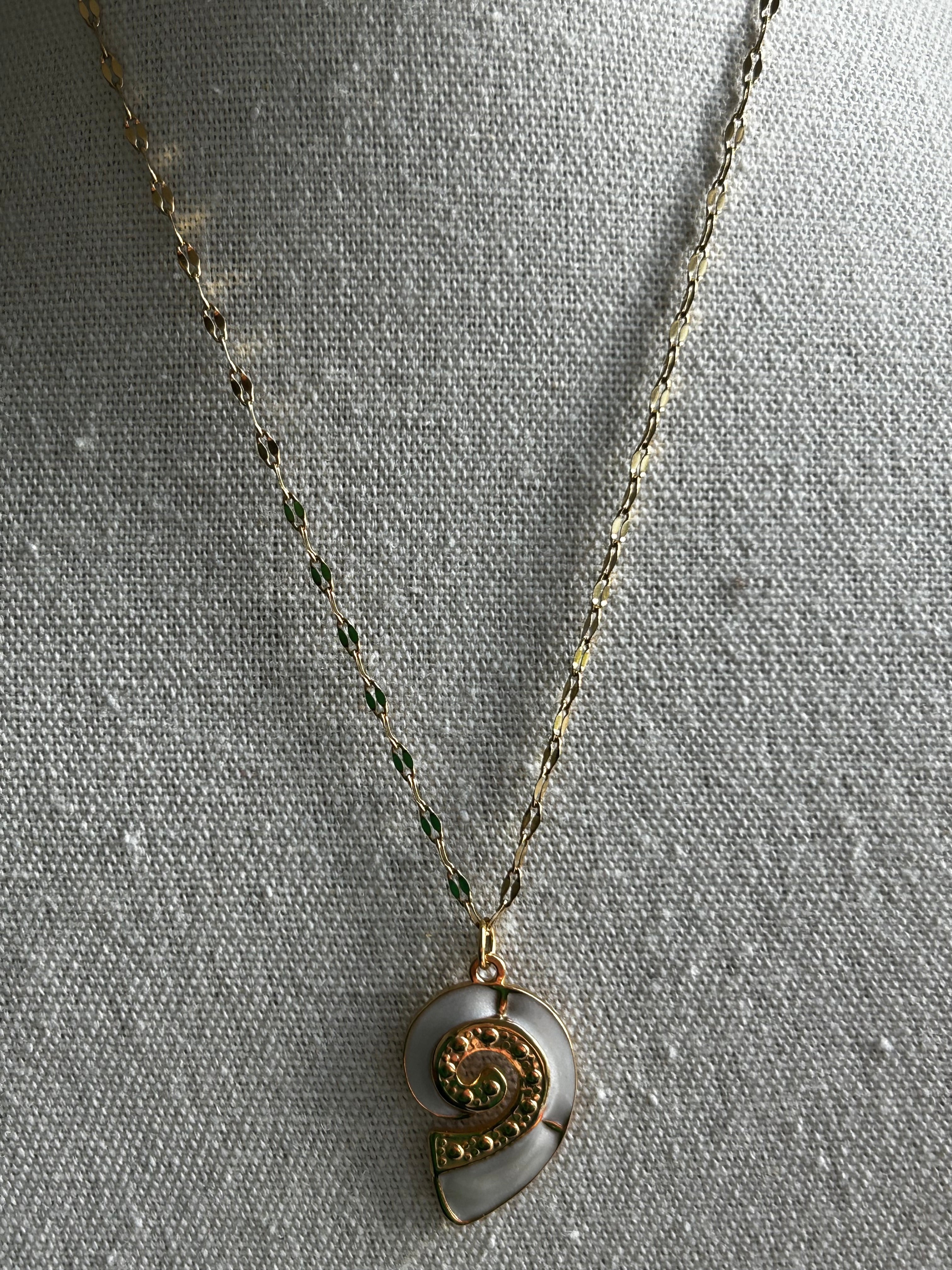 Collier acier inoxydable doré pendentif coquillage
