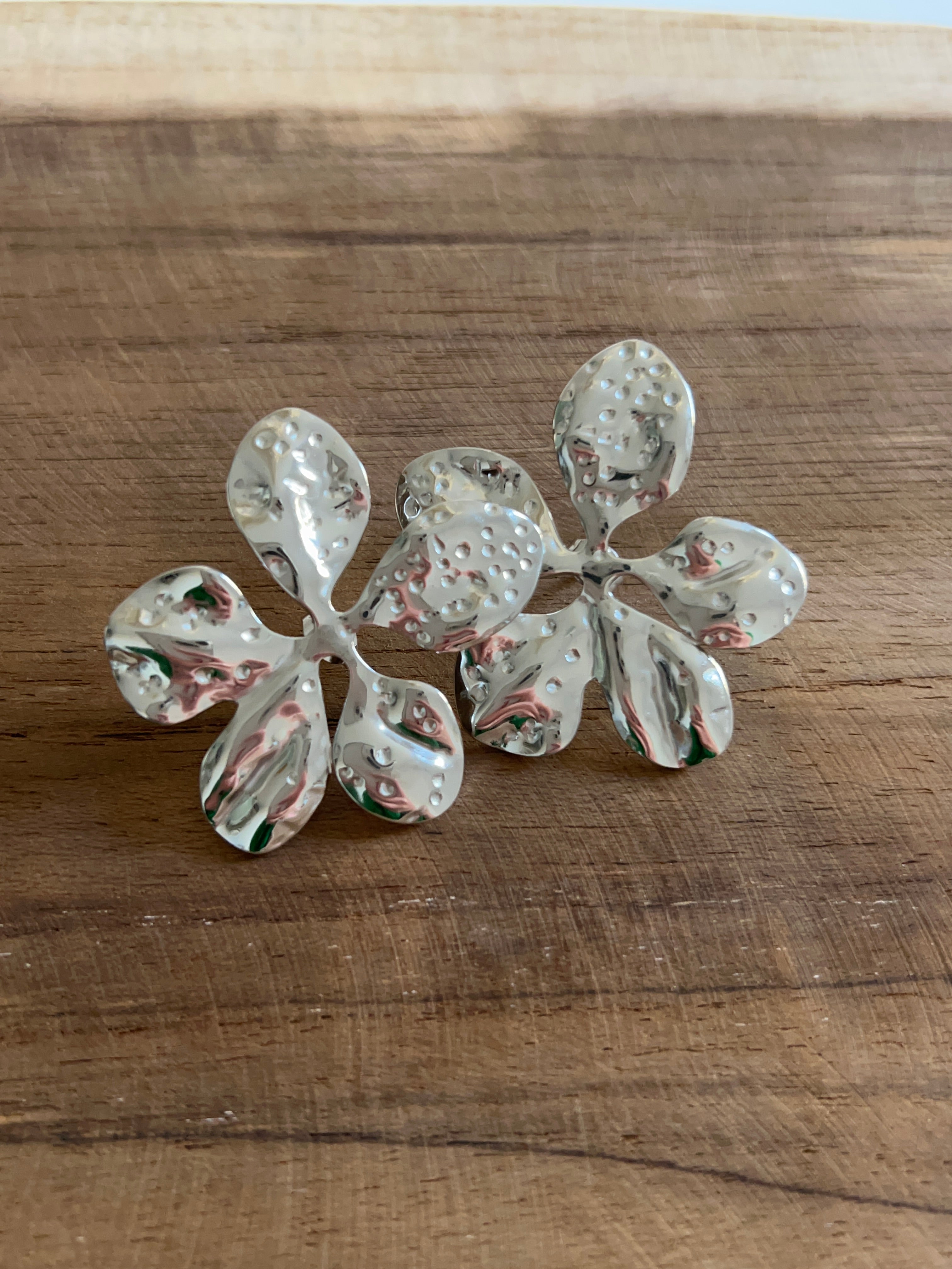 Boucle d’oreille acier inoxydable argenté fleur martelé
