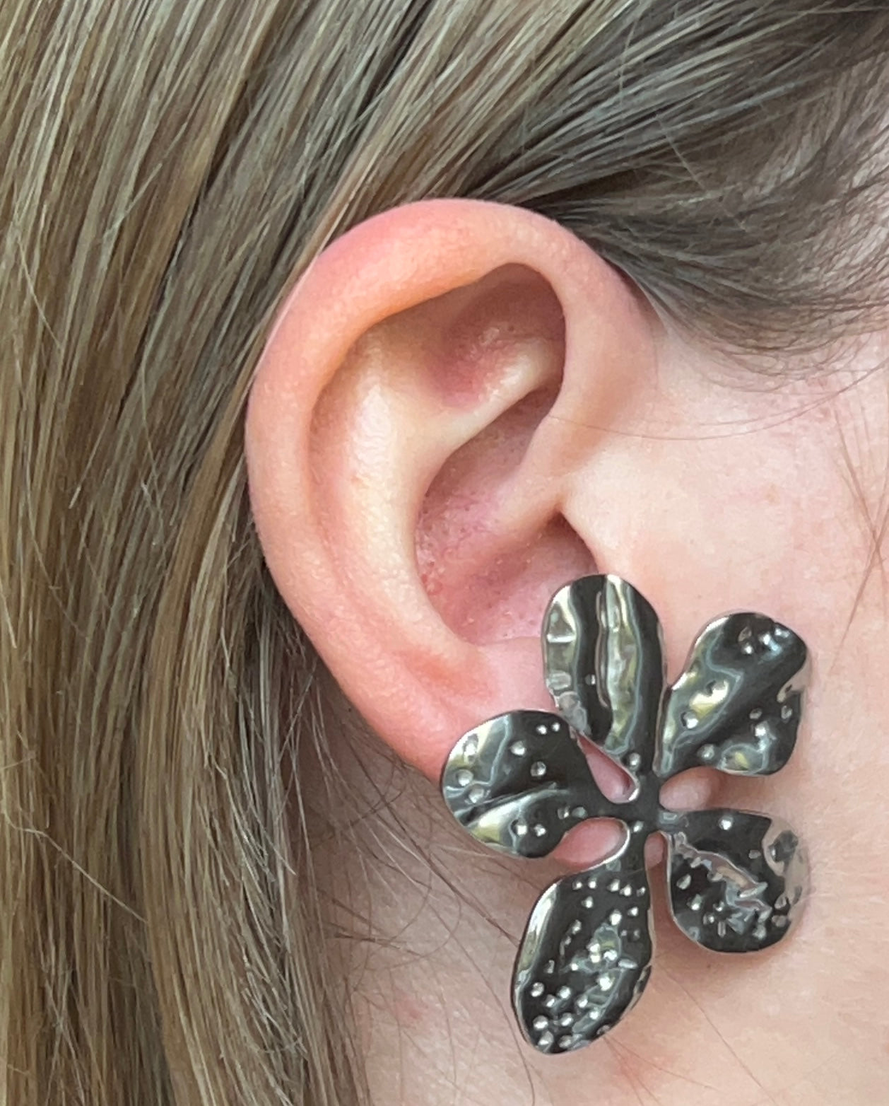 Boucle d’oreille acier inoxydable argenté fleur martelé